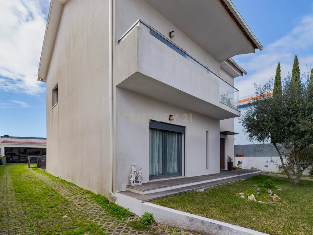 Moradia familiar T6 com anexo T1 independente, num lote com 510m² no Botequim – Charneca da Caparica, Almada - Image 3