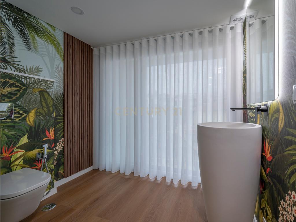 Luxuosa Moradia T5 com Vista Panorâmica em Odivelas - Image 4