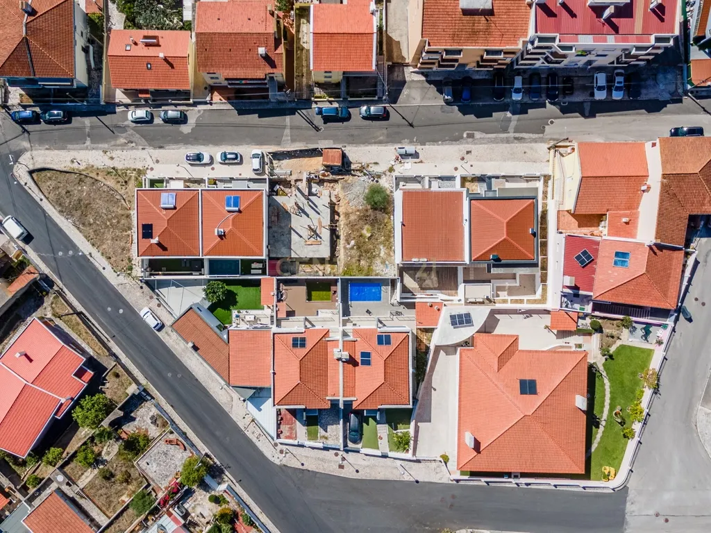 Moradia T3 em construção-Caneças/Odivelas. Vendida no estado em que se encontra. - Image 4