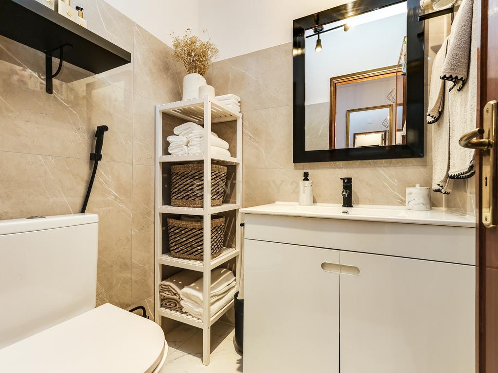 Apartamento T3 Renovado com Vista Panorâmica no Cacém, Sintra, Lisboa - Image 19