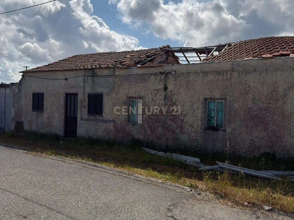 Moradia T7 com Enorme Potencial em Lote Total de 5.611 m² - Image 1