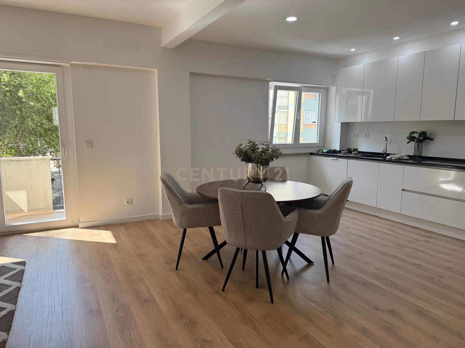 Fotografia 4 de Apartamento T3 Renovado com Suite, Varanda e Cozinha Totalmente Equipada