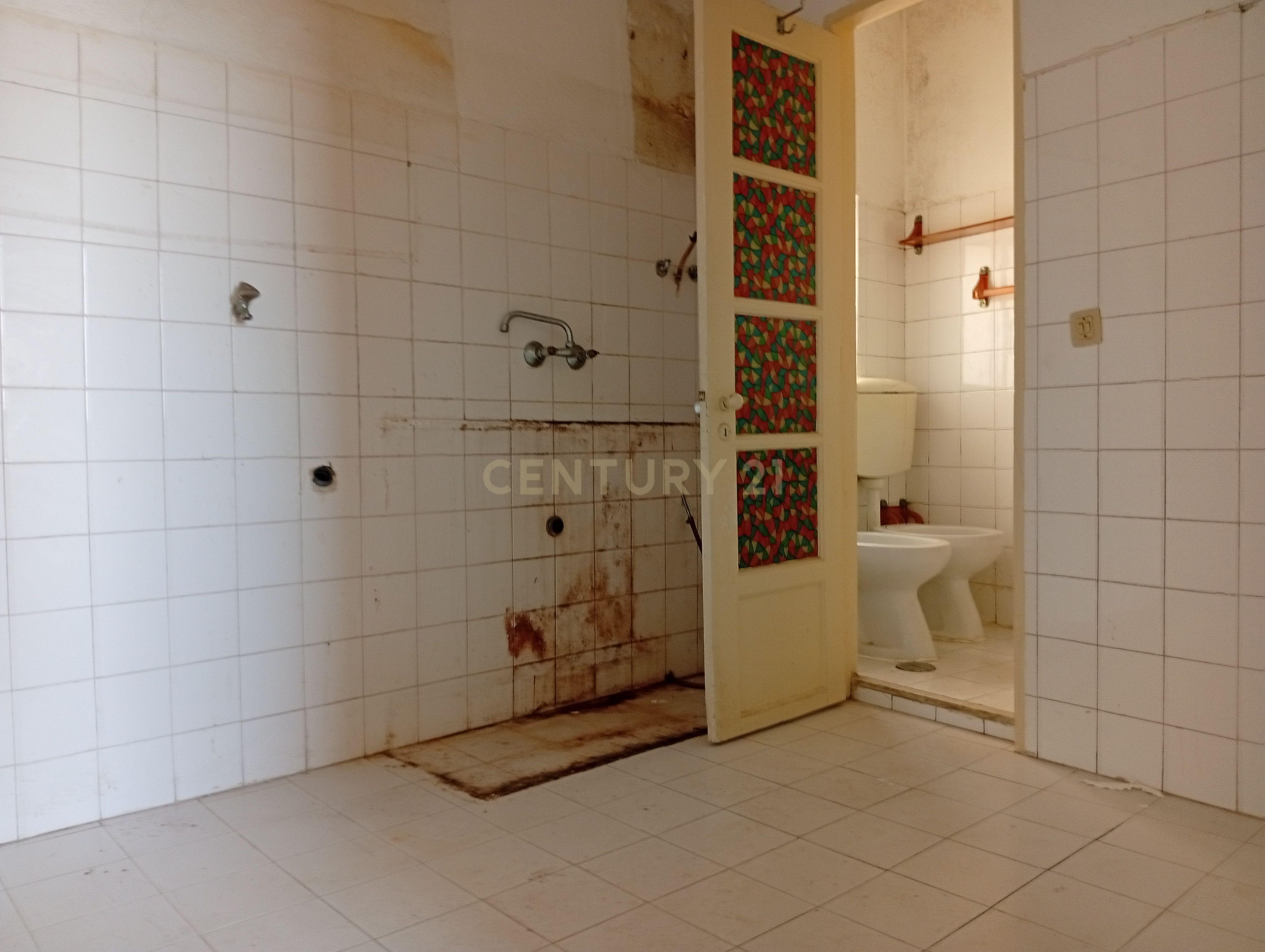 Fotografia 10 de Apartamento para remodelação total situado na zona oriental (a 10m a pé de Metro Santa Apolónia)