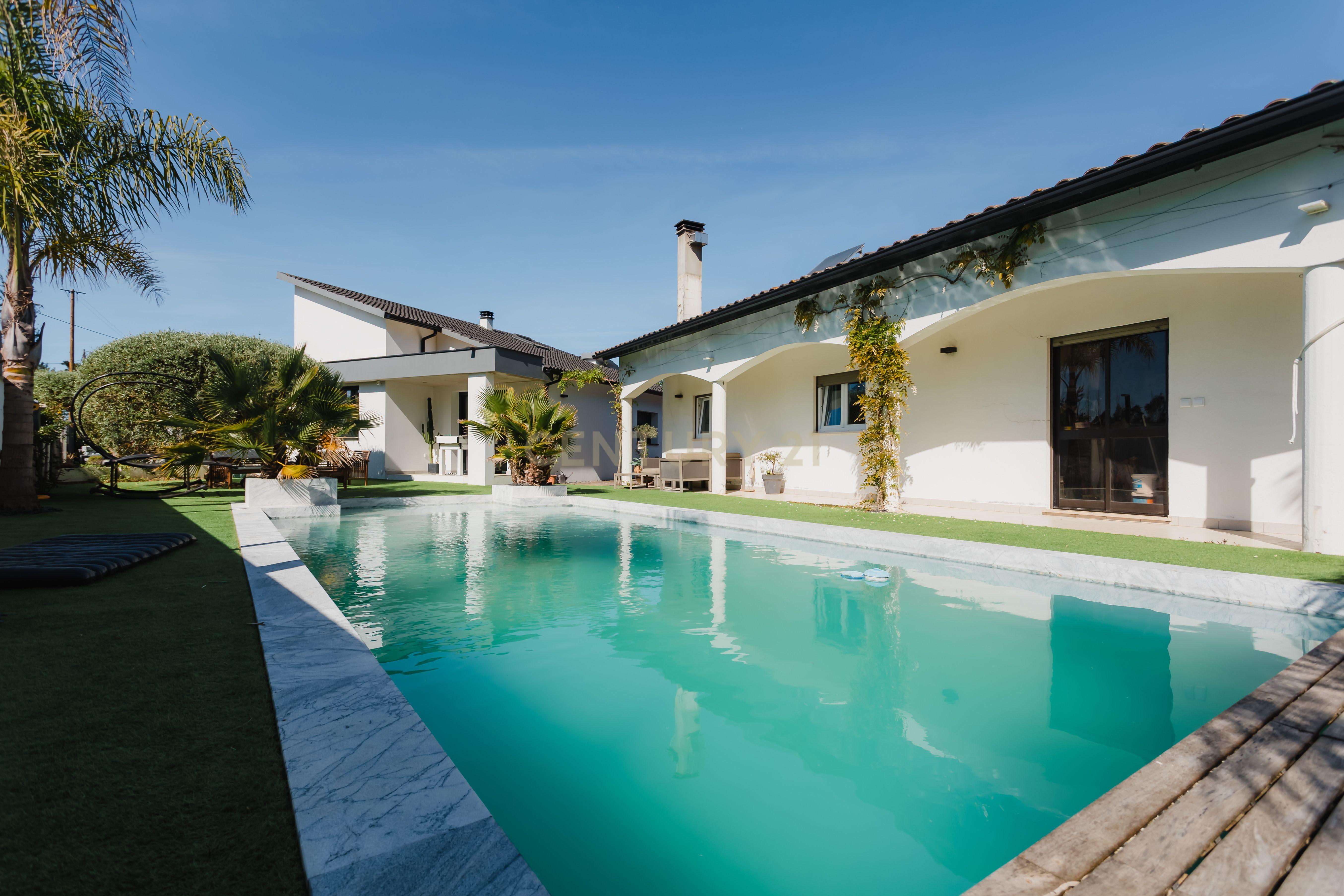 Fotografia 5 de Oportunidade: Moradias T4 + T2 + T1 com piscina e licença de AL