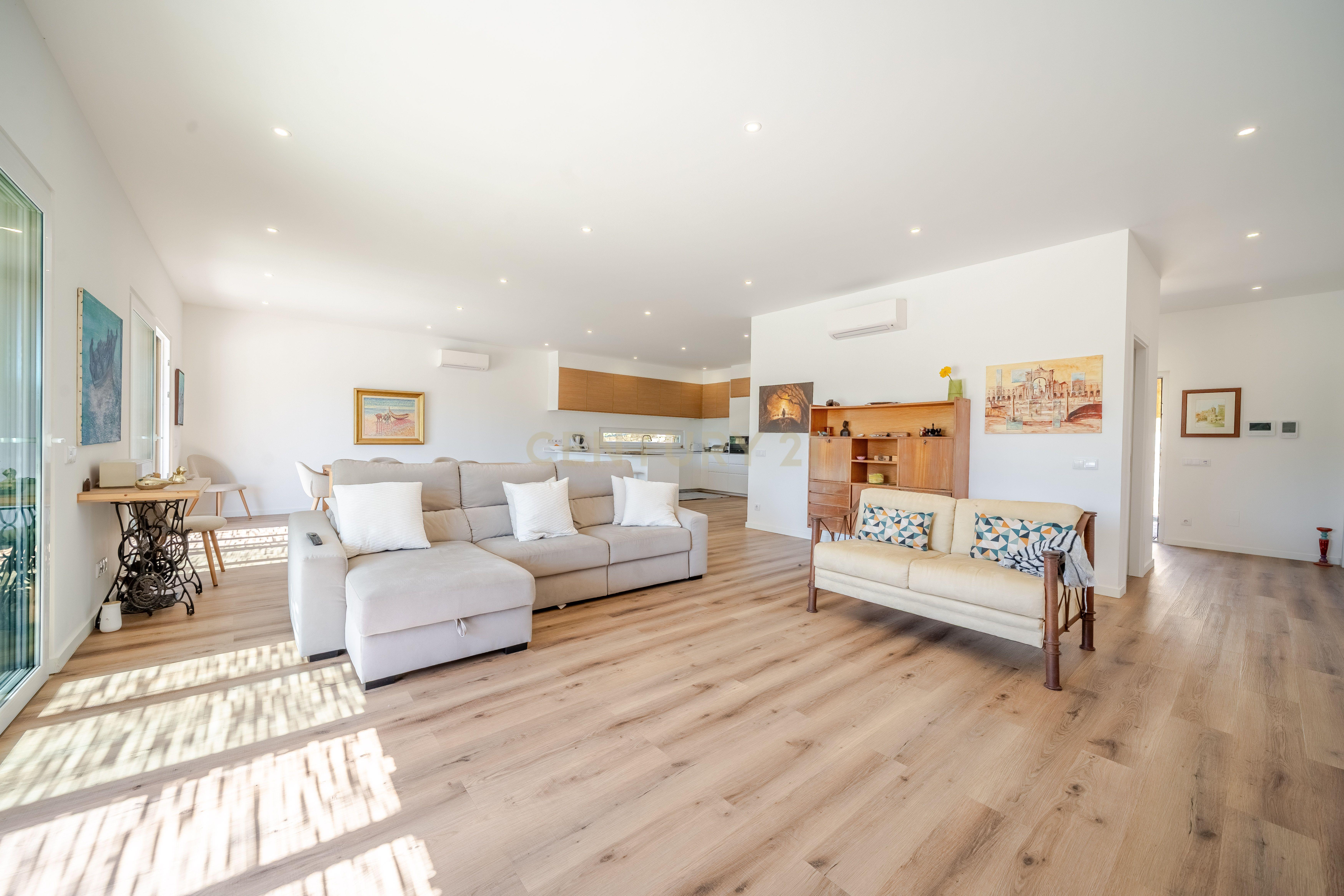 Fotografia 10 de Moradia T3 Térrea de Luxo com Piscina Infinita, Privacidade Total e Ambiente de Campo