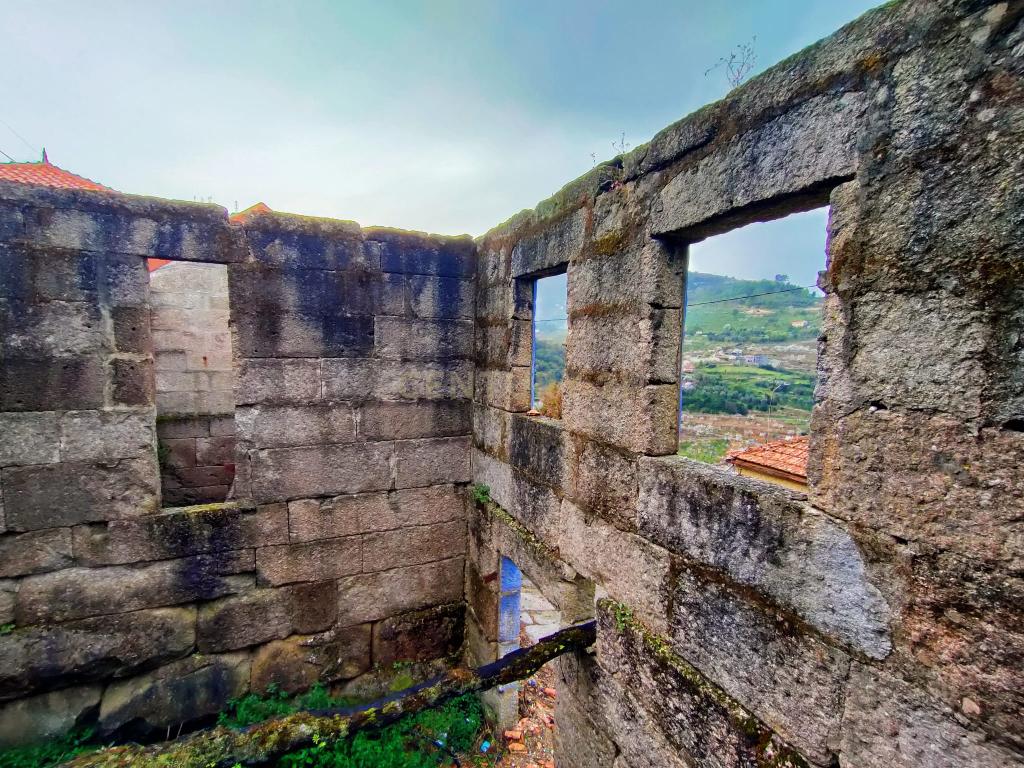 Moradia para reconstruir com terreno, refúgio paradisíaco perto da praia fluvial de Porto de Rei, S. Martinho de Mouros, Resende - Image 11