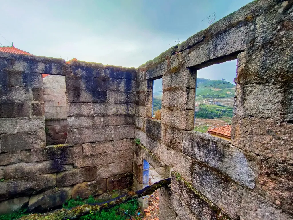 Moradia para reconstruir com terreno, refúgio paradisíaco perto da praia fluvial de Porto de Rei, S. Martinho de Mouros, Resende - Image 11