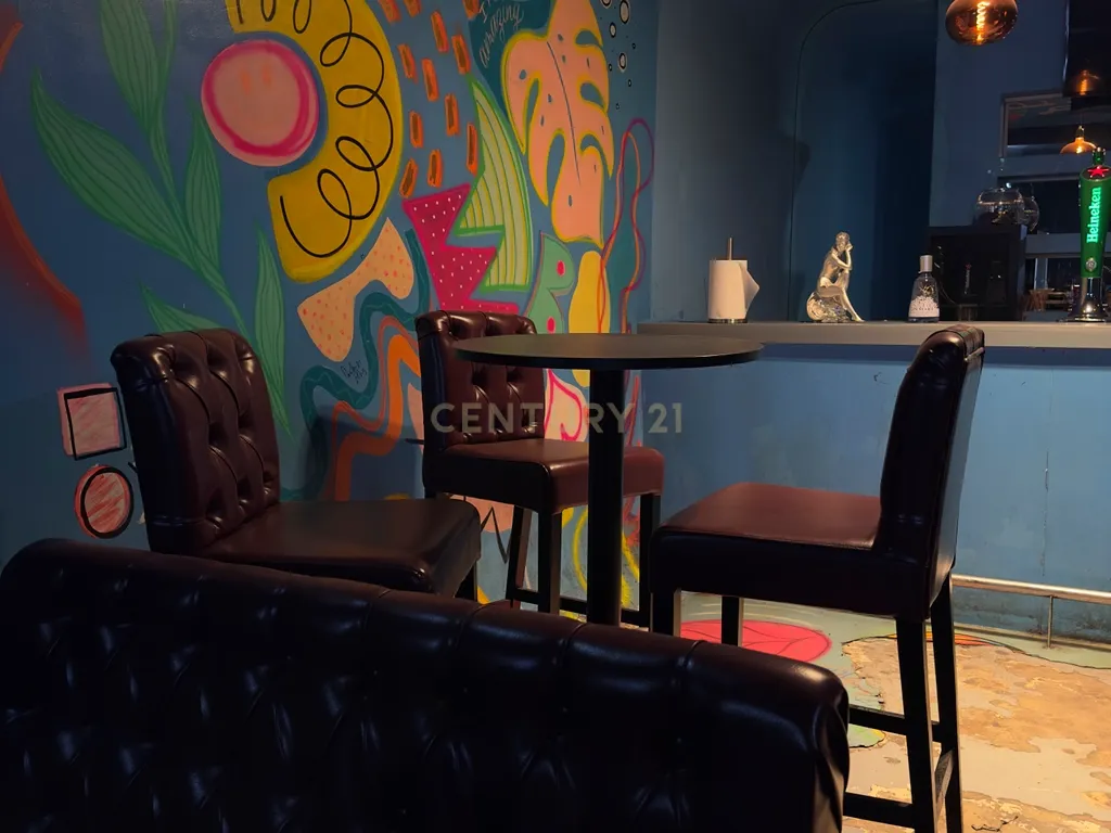Largo de Santos | Espaço Comercial / Bar / Cafetaria — Sem Trespasse e Pronto a Abrir - Image 11