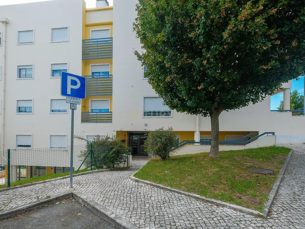 Apartamento T3 com Excelentes Áreas e Garagem na Urbanização Moinho do Guizo – Mina de Água, Amadora - Image 33