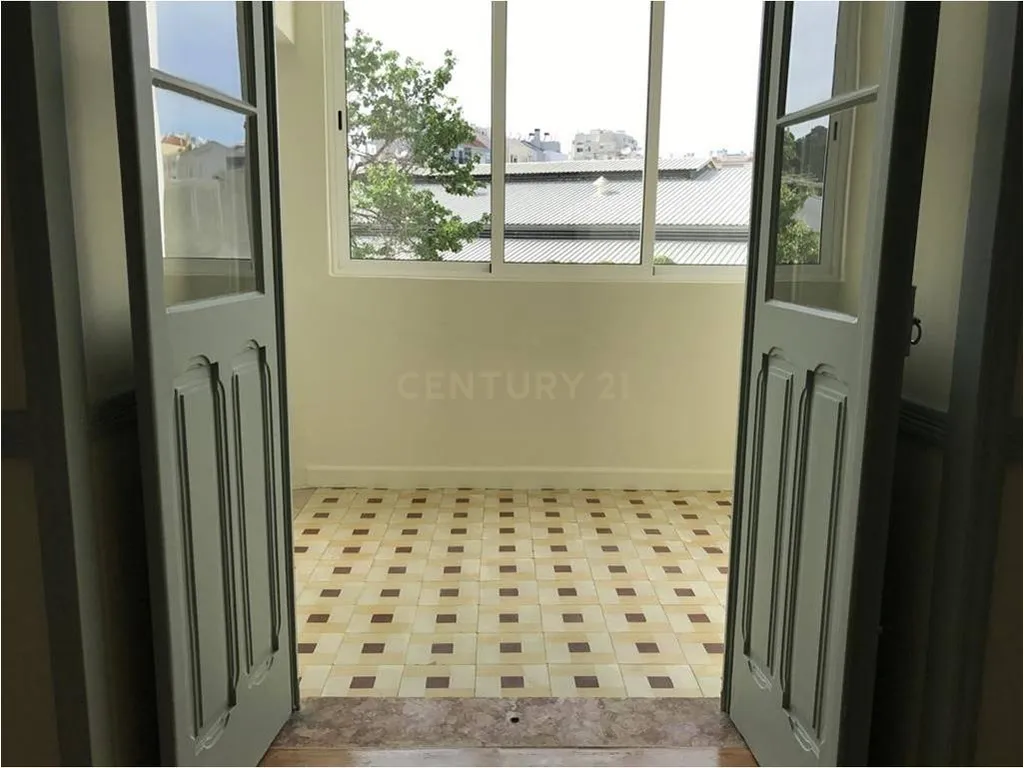 Apartamento T2+1 com Logradouro para Arrendar em Sete Rios - Image 10