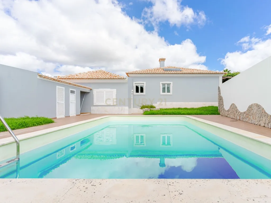 Moradia T4 com Piscina | 426 m² de Construção e Lote de 1.000 m² | Arruda dos Vinhos - Image 1
