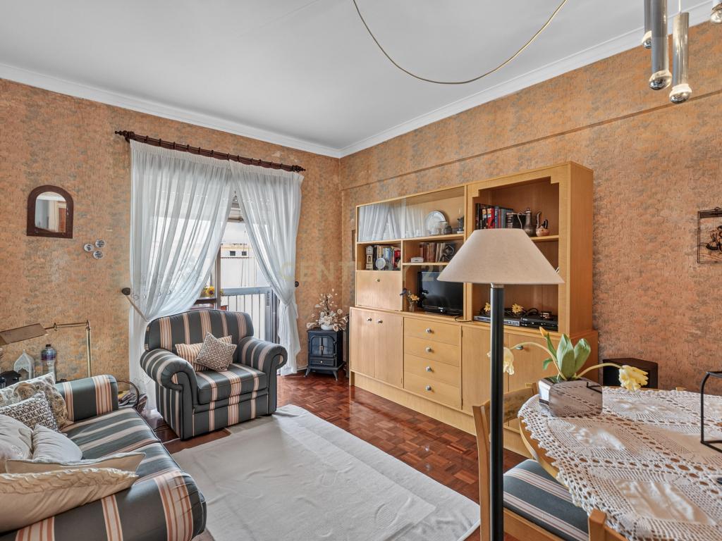 Apartamento T2 com Duas Varandas e Excelente Localização - Image 6