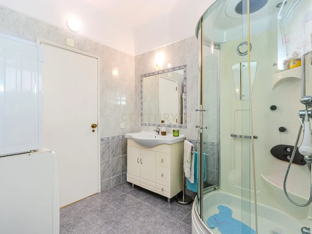 Apartamento T1+2 com Terraço Amplo em Albufeira - Image 32
