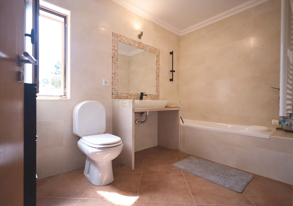 Acorde com vistas deslumbrantes sobre o oceano no seu rancho exclusivo de 8,4 hectares no Algarve, em Aljezur! Inclui uma casa principal ecoeficiente com certificação energética A, perto de praias de surf lendárias. Este é o seu refúgio costeiro definitivo — agarre esta oportunidade rara e agende hoje mesmo a sua visita! - Image 27
