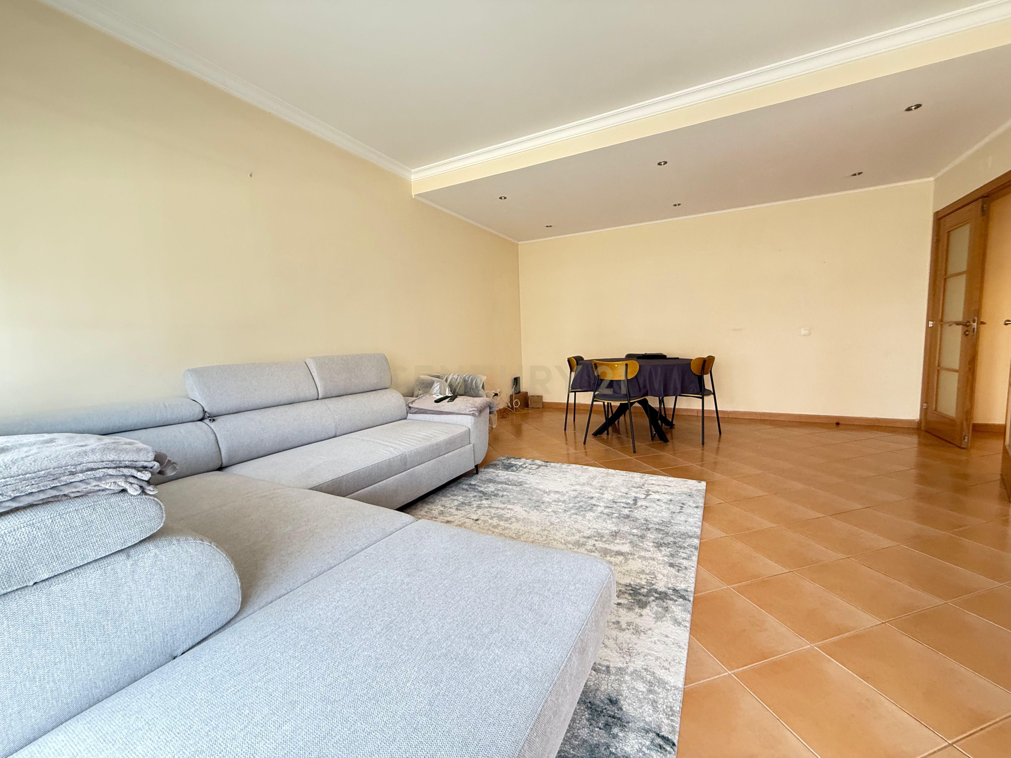Fotografia 4 de Apartamento T2 Semi-Novo com Garagem em Armação de Pêra – Conforto, Modernidade e Excelente Localização