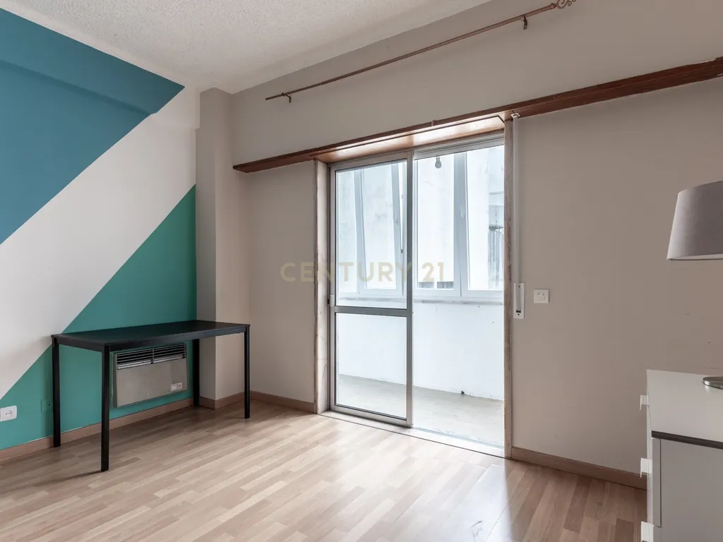 Apartamento T3 com elevador e garagem na Rua Luciano Cordeiro, em Lisboa - Image 6