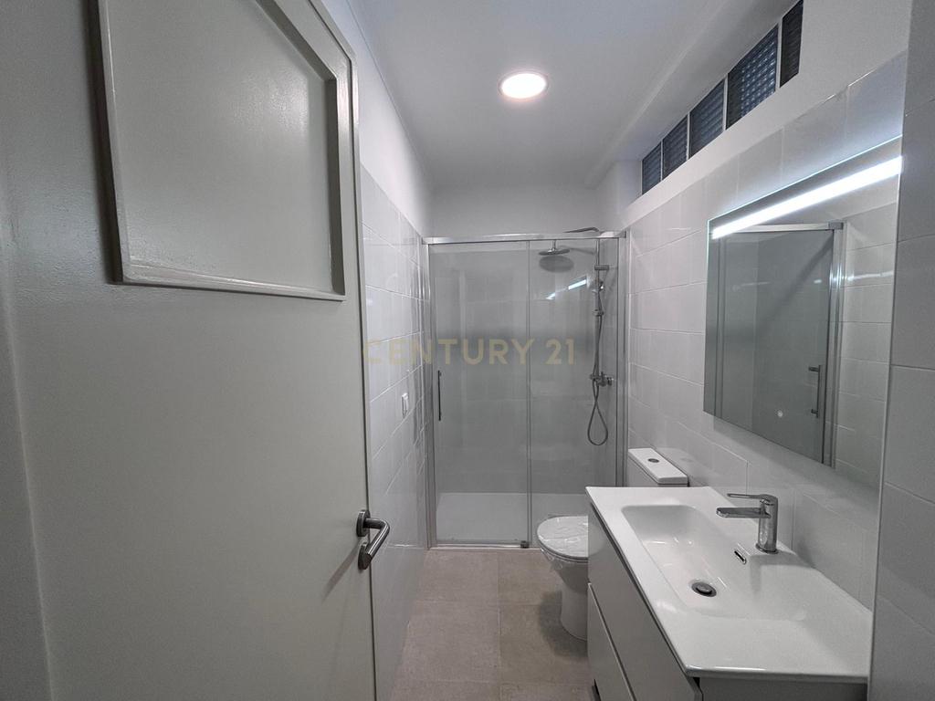 T3+1 Remodelado totalmente com excelentes áreas na carismática e tradicional zona da Estrela - Image 15