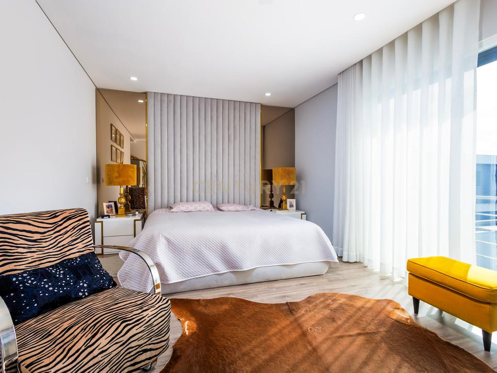 Moradia Moderna com Piscina e Acabamentos de Excelência na Marisol - Image 33