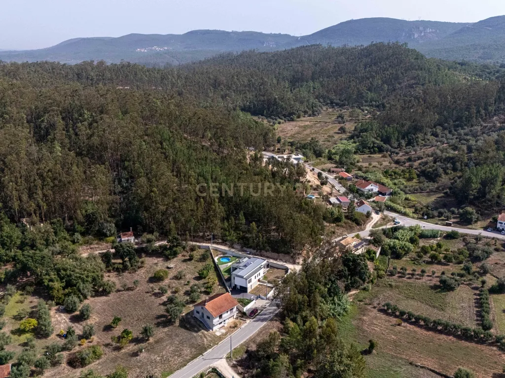 Moradia T4 semi-nova com Piscina, Garagem + Parcela de Terreno Rústico e Vista Serra | Salgueiro, Pombal - Image 70
