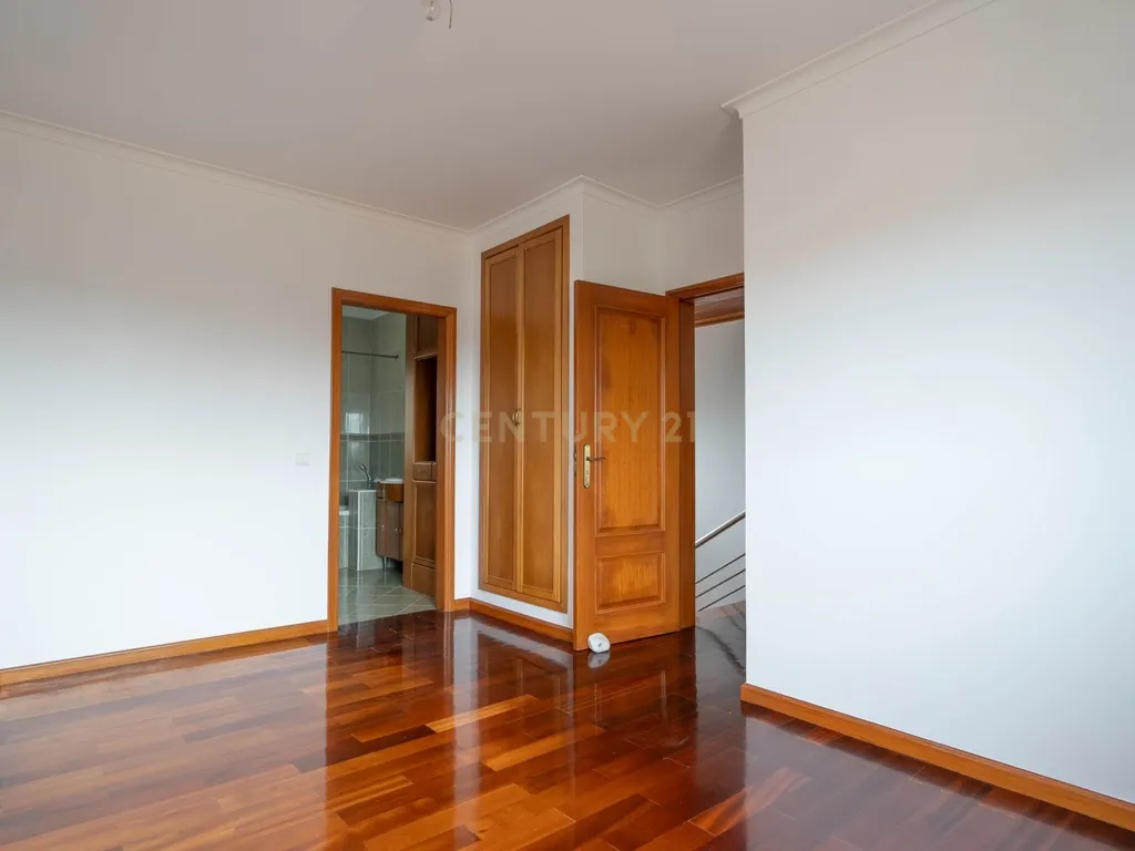 Moradia T5 - C/ terreno - Excelente estado - Image 39