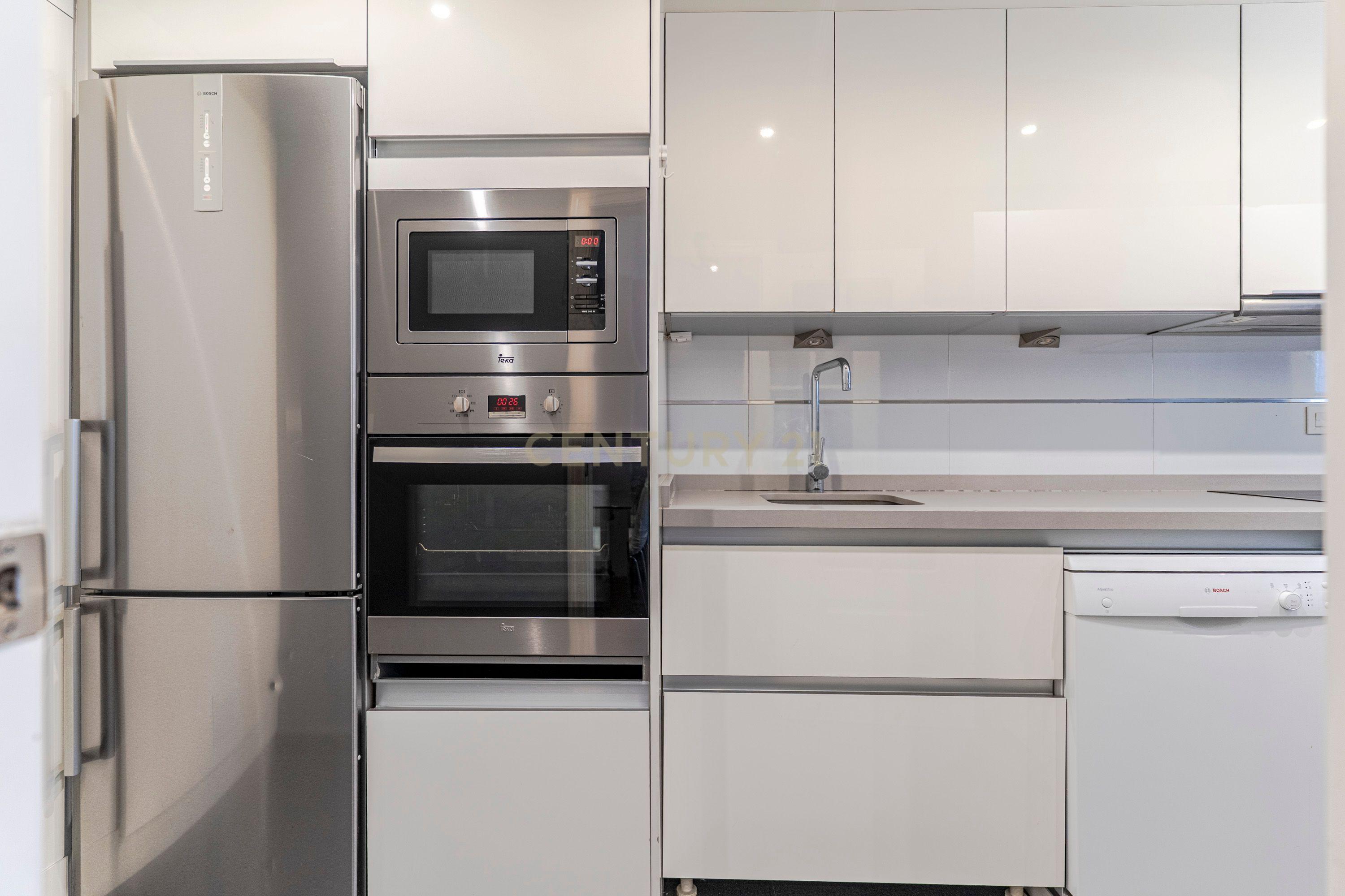 Apartamento Renovado em Granada com Garagem e Segurança - Image 7