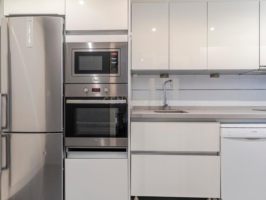 Apartamento Renovado em Granada com Garagem e Segurança - Image 7