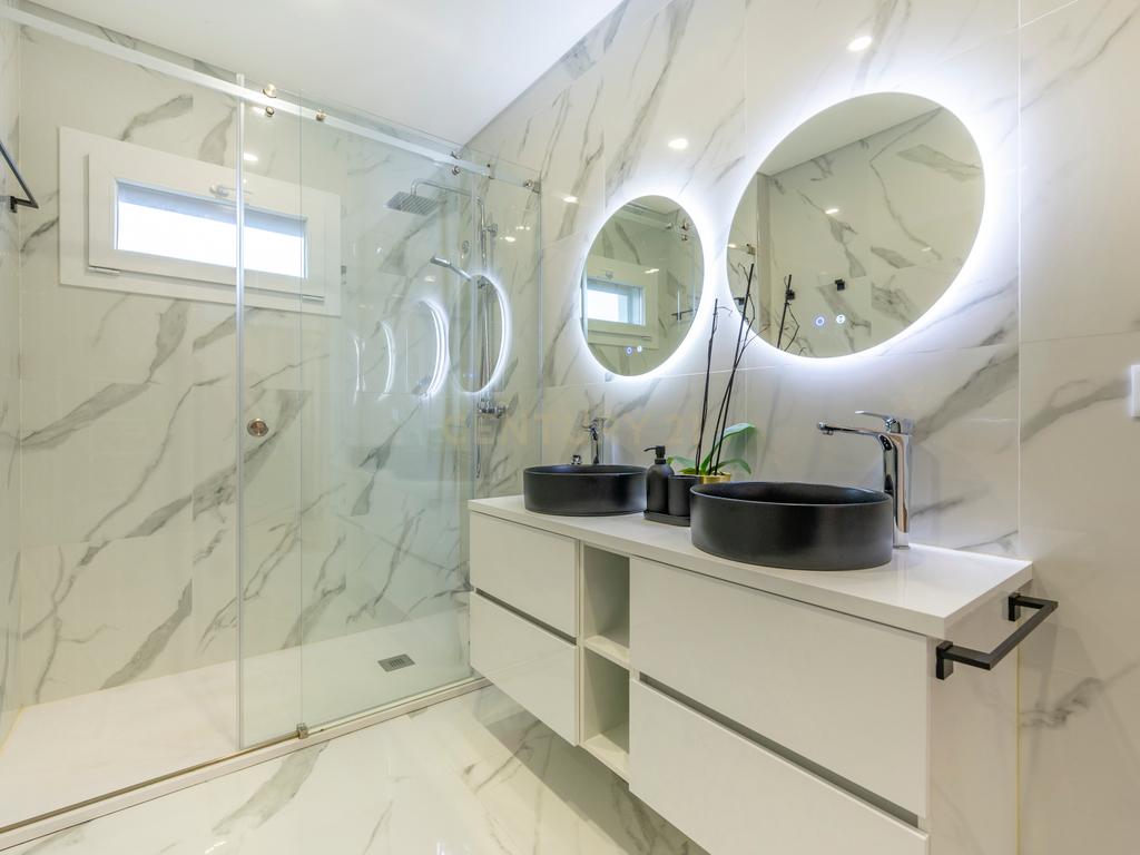 Luxuosa Moradia T5 com Vista Panorâmica em Odivelas - Image 13