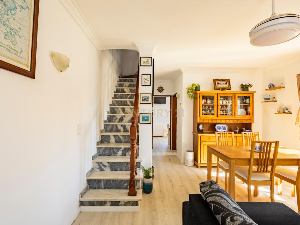 Moradia T2 Geminada com Aproveitamento de Sótão na Quinta do Conde - Image 8