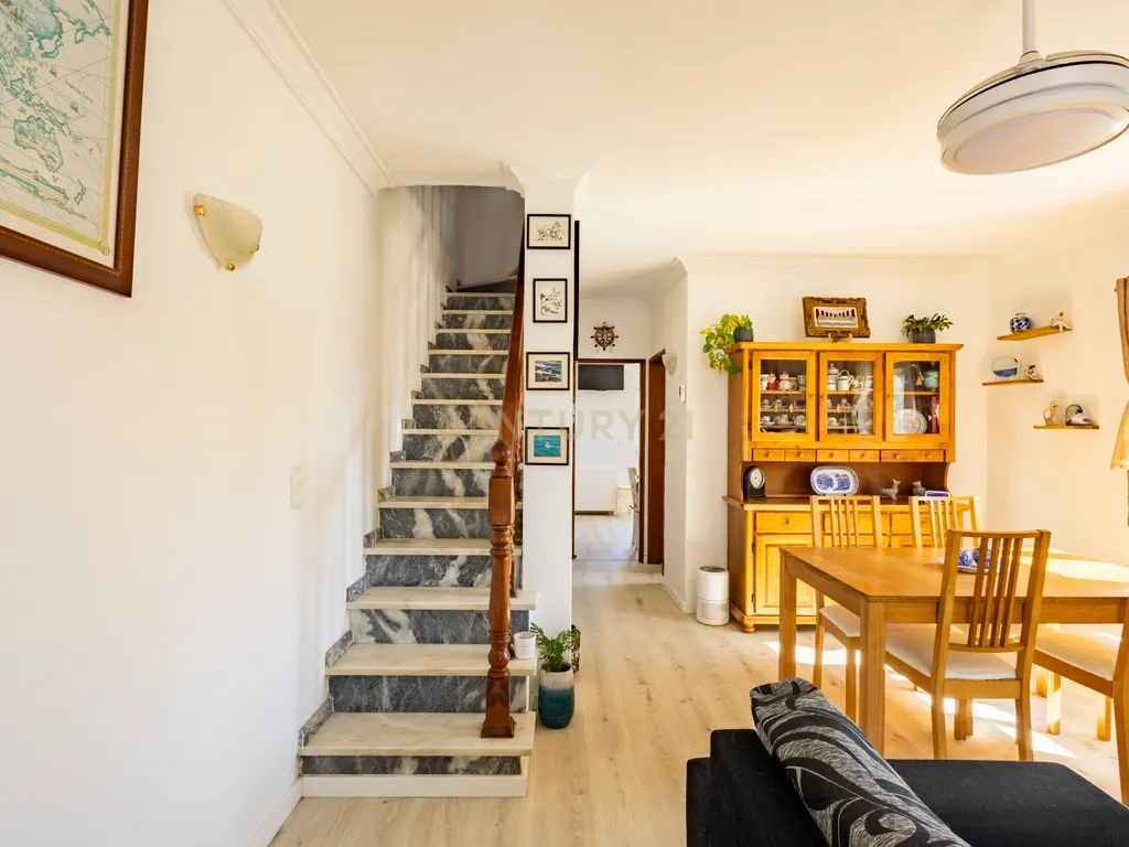 Moradia T2 Geminada com Aproveitamento de Sótão na Quinta do Conde - Image 8