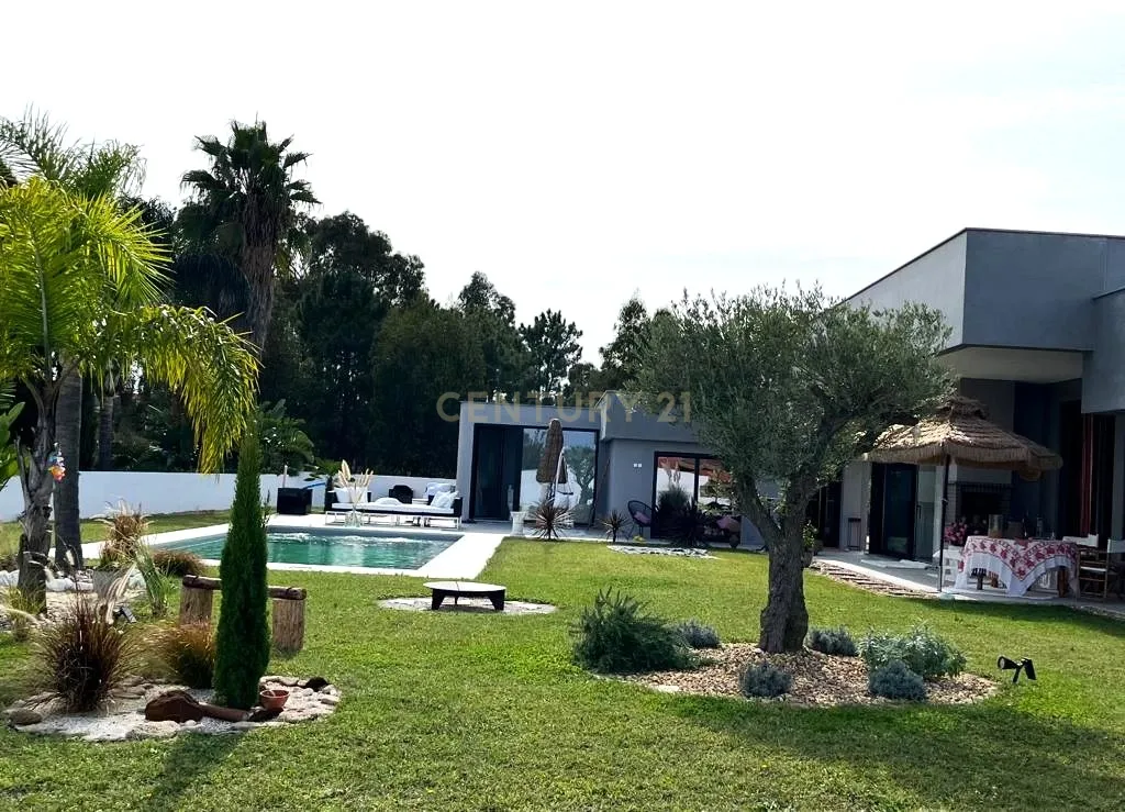 Oasis Coco Beach Villa - Moradia de Luxo Isolada T3 + 1 com Guest House e Piscina, lote 1,368 m² – Urbanização Vila Alegre, Fernão Ferro - Image 4