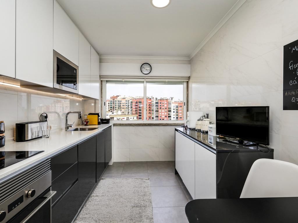 Apartamento T3 Remodelado em Massamá (Rua Miguel Torga) - Image 9