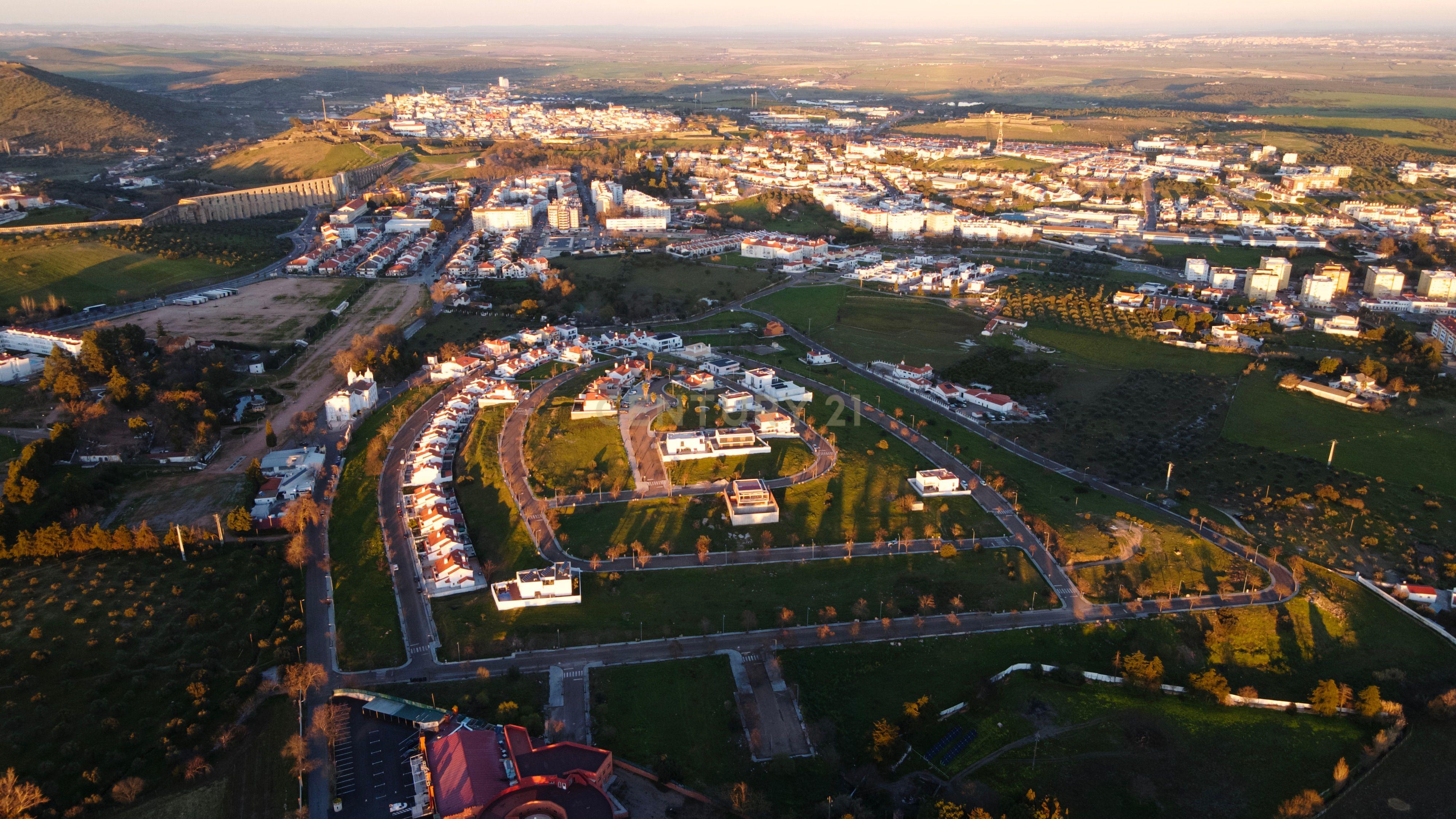 Fotografia 4 de Lote 450m2 para construção de moradia isolada dois pisos e cave em zona nobre da cidade de Elvas