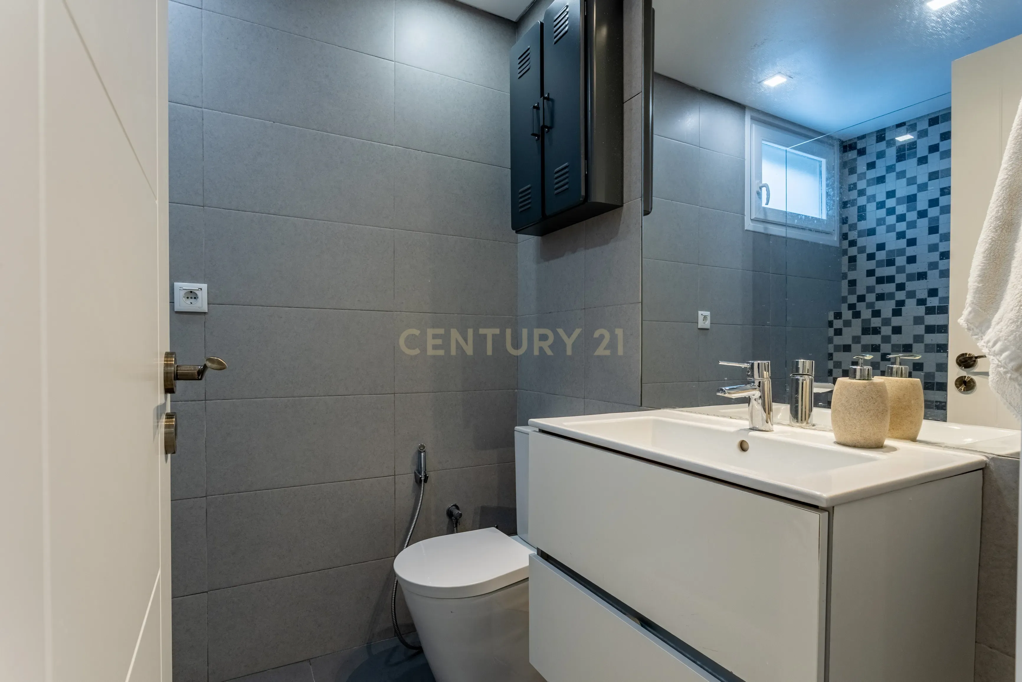 Fotografia 12 de T2 Renovado em Belém, junto ao CCB, com Lareira e Ar Condicionado