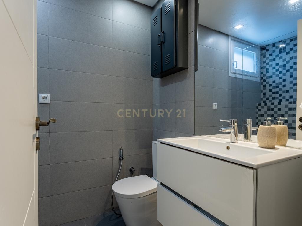 T2 Renovado em Belém, junto ao CCB, com Lareira e Ar Condicionado - Image 12