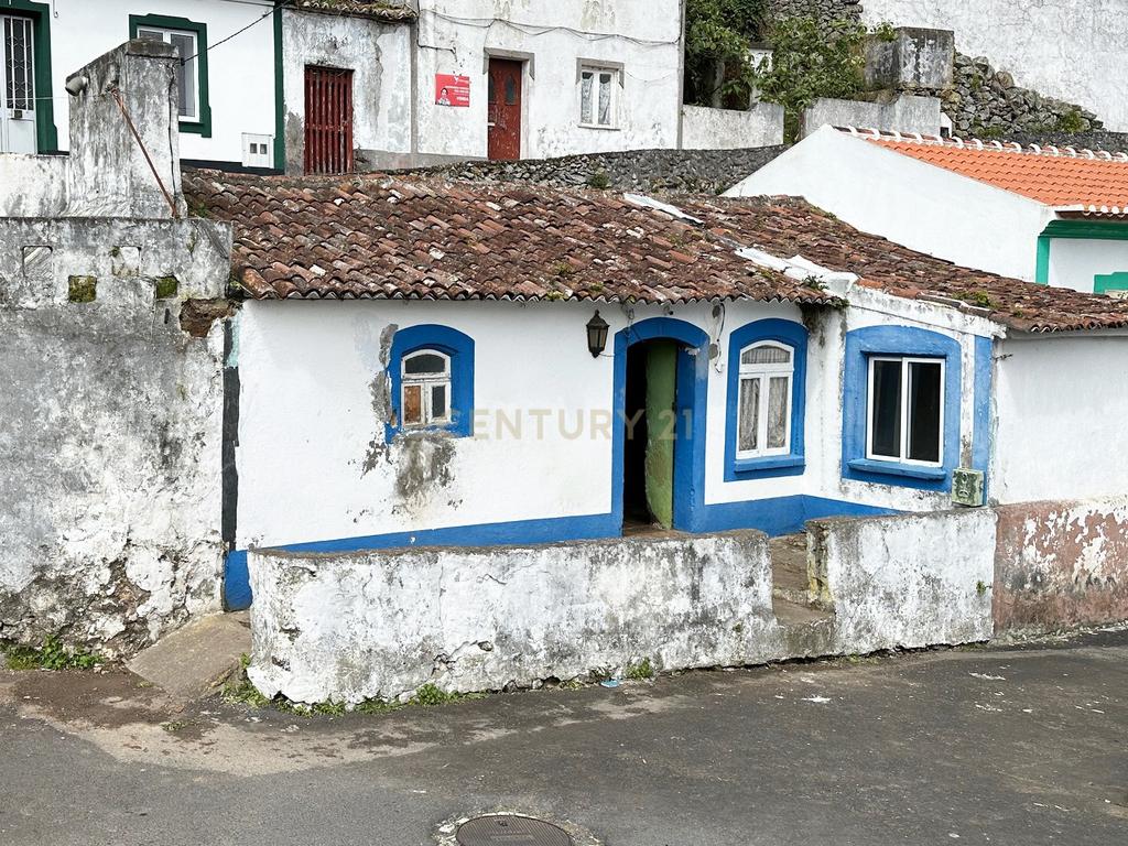Casa para Recuperar em Angra do Heroísmo - Image 1