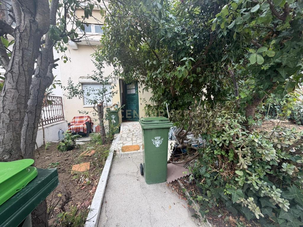 Moradia T5 com Anexo e Jardim | Para Remodelação ao Seu Gosto - Image 4