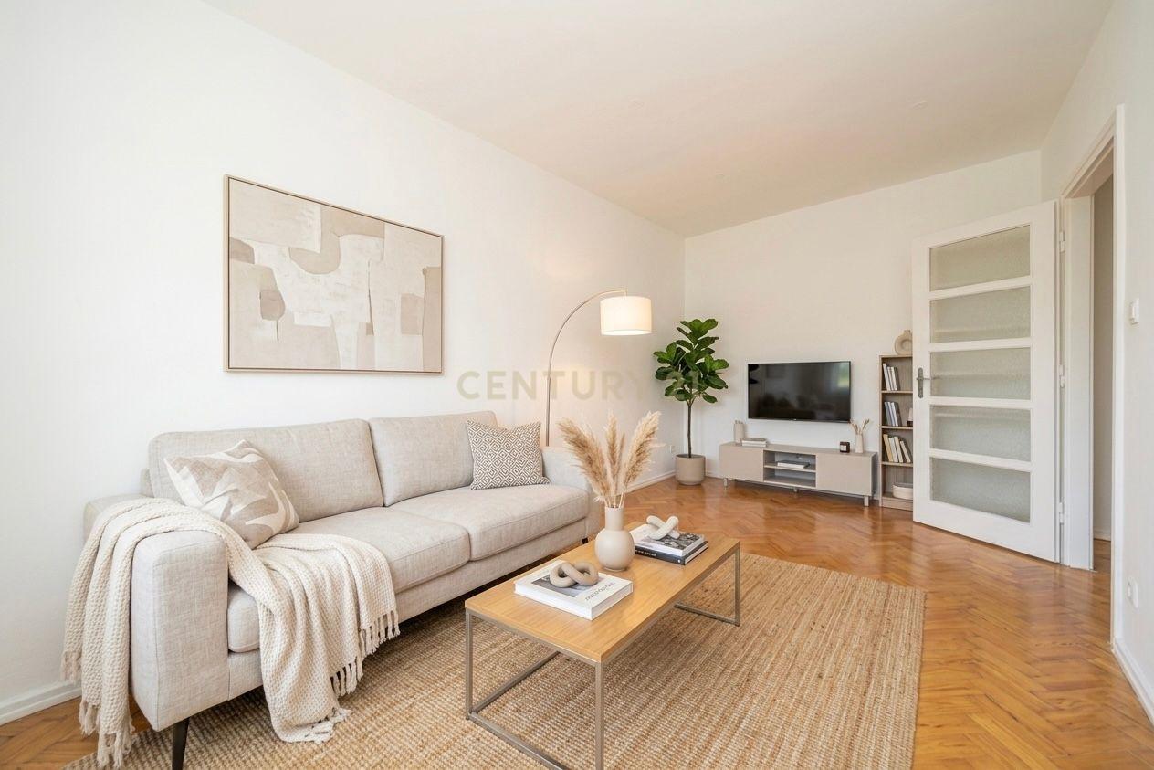 Fotografia 3 de Apartamento T2 totalmente remodelado junto ao Hospital de São Bernardo com varanda, marquise e excelente exposição solar