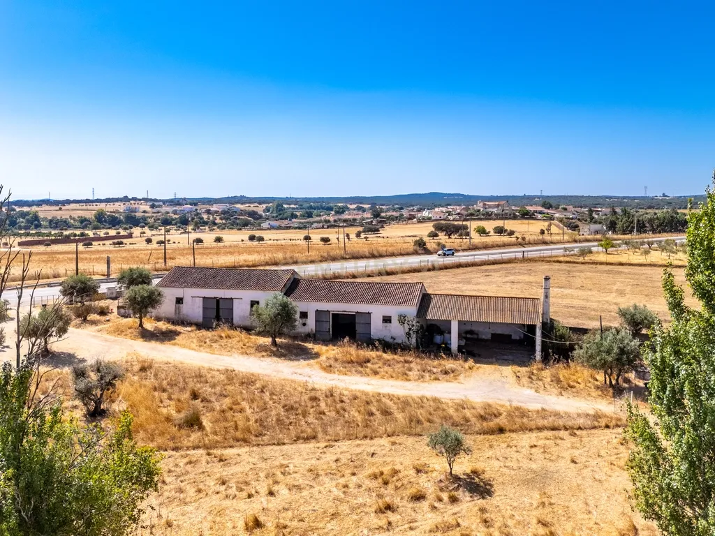 Propriedade, em Prédio Misto, com 17.000m2 localizada a 5Km de Estremoz - Image 20