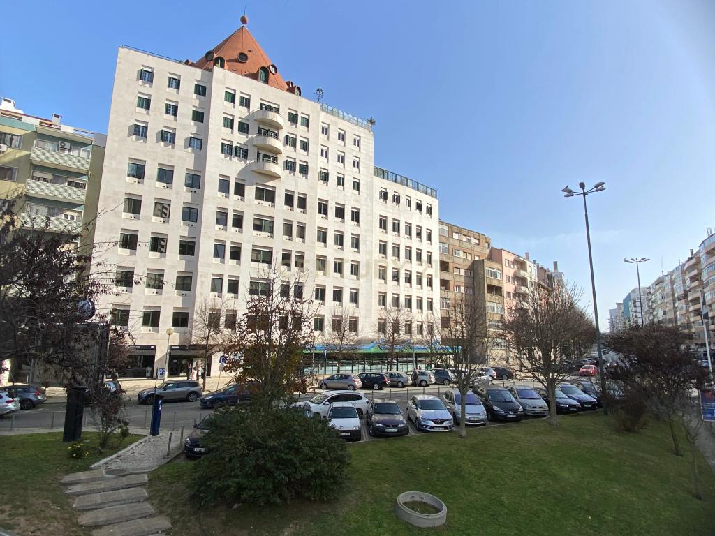 Escritório com 157 m2 na Av. Columbano Bordalo Pinheiro, Lisboa - Image 10