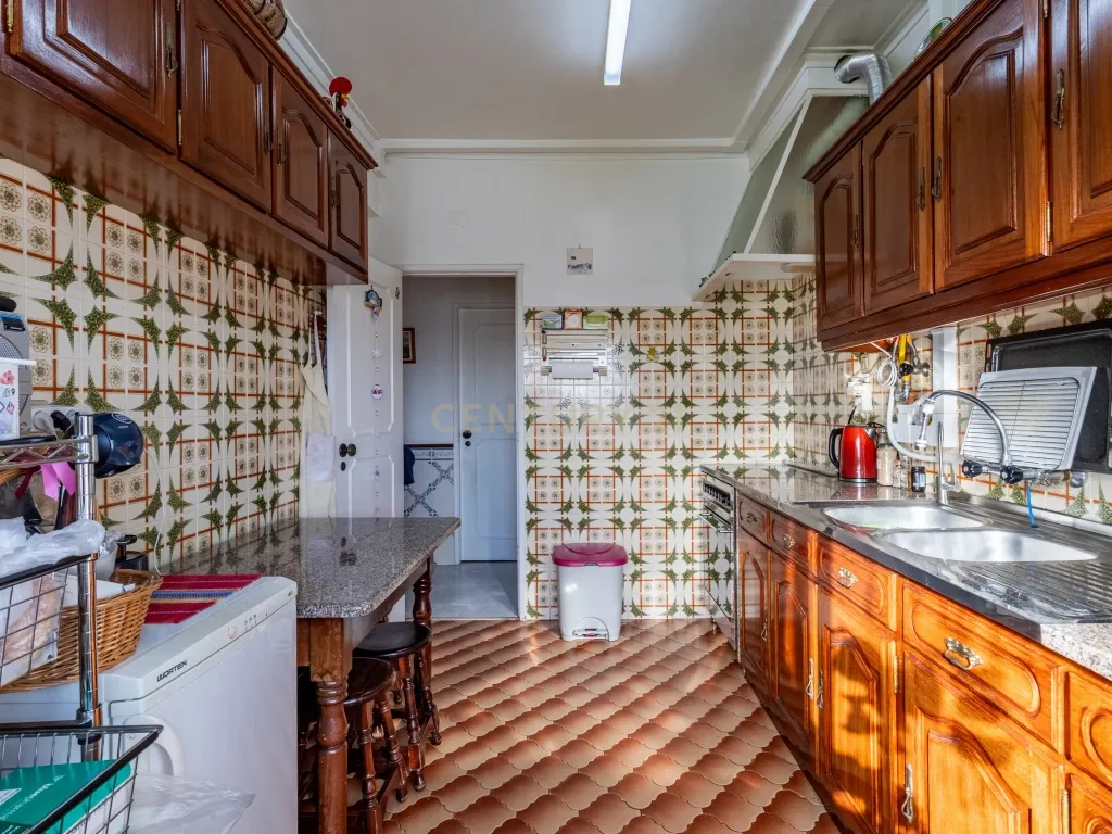 Apartamento T3 com garagem Box em Algueirão Mem Martins - Image 9