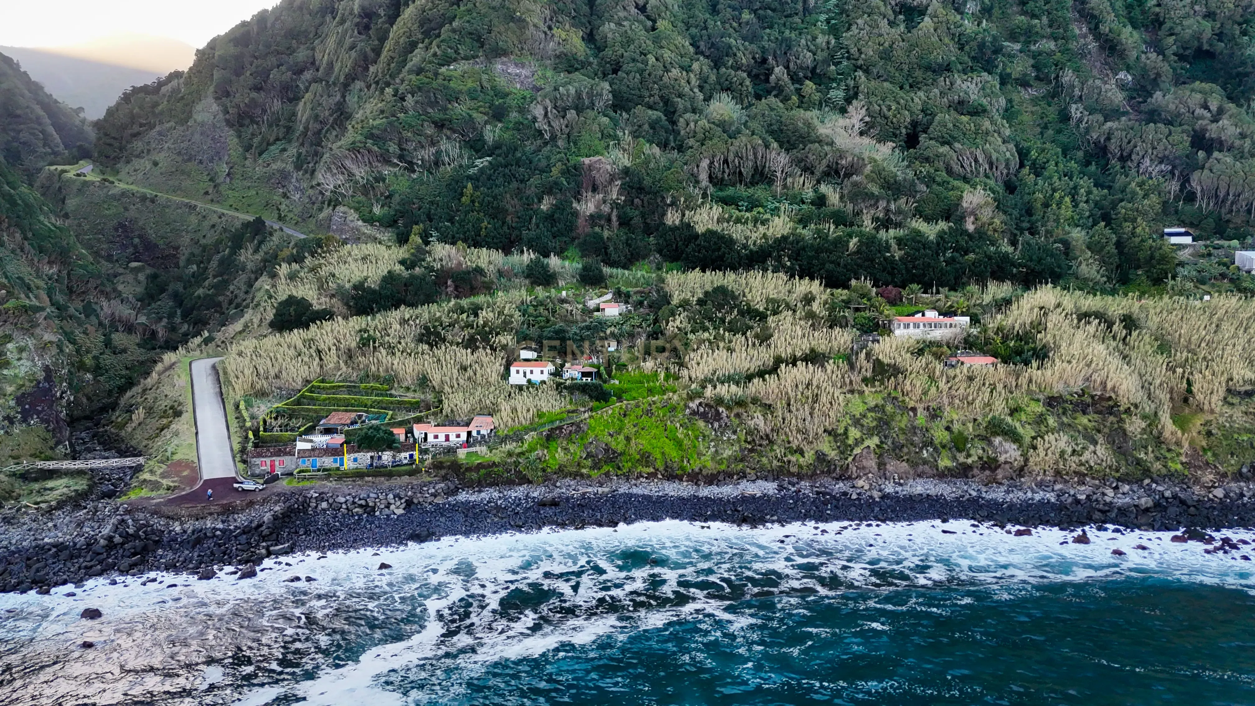 Imóvel Histórico na Fajã do Araújo – Uma das Casas Mais Antigas do Nordeste - Image 1