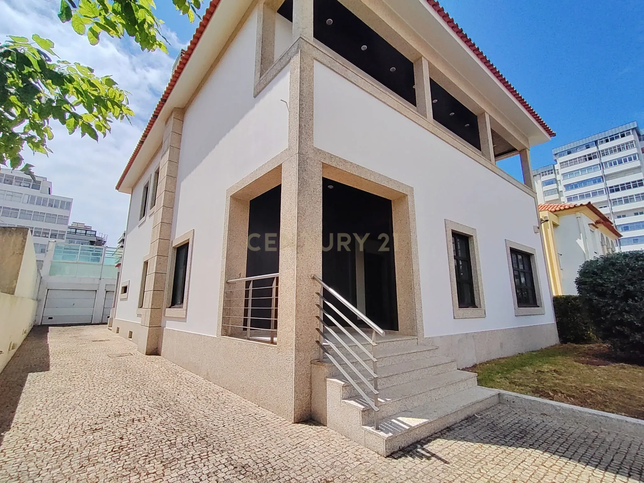 Moradia T5 com piscina a 50 metros da praia e da Avenida dos Banhos na Póvoa de Varzim - Image 3