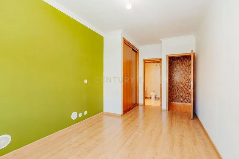 Apartamento T2 em Odivelas com Box e Varanda - Image 12