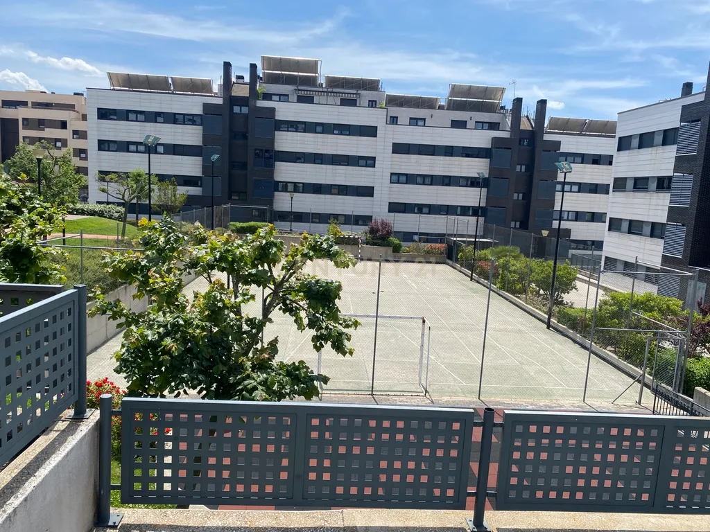 Luxuoso Apartamento com Vista Panorâmica em Madrid - Image 6