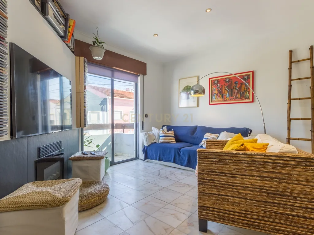 Quinta do Conde - Andar de moradia, 1º andar , com varandas e quatro quartos - Image 10