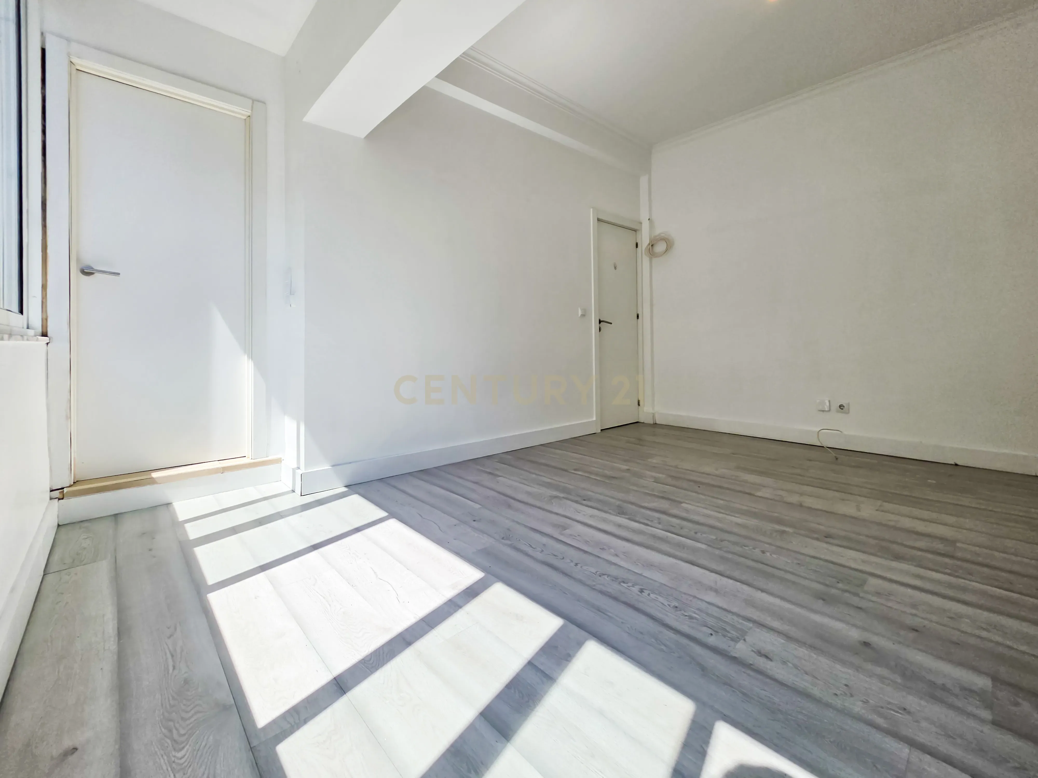 Fotografia 5 de Apartamento T2 Remodelado no Barreiro – Moderno, Versátil e Pronto a Habitar
