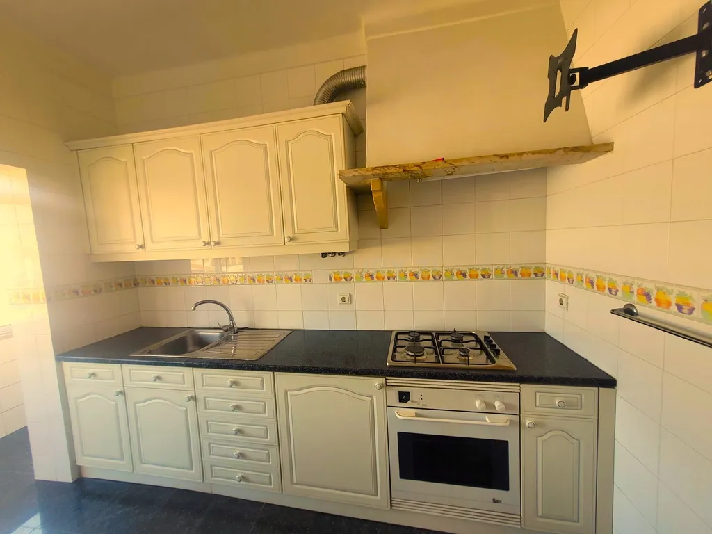 T2 com Varanda e Boas Áreas no Centro de Corroios - Image 6