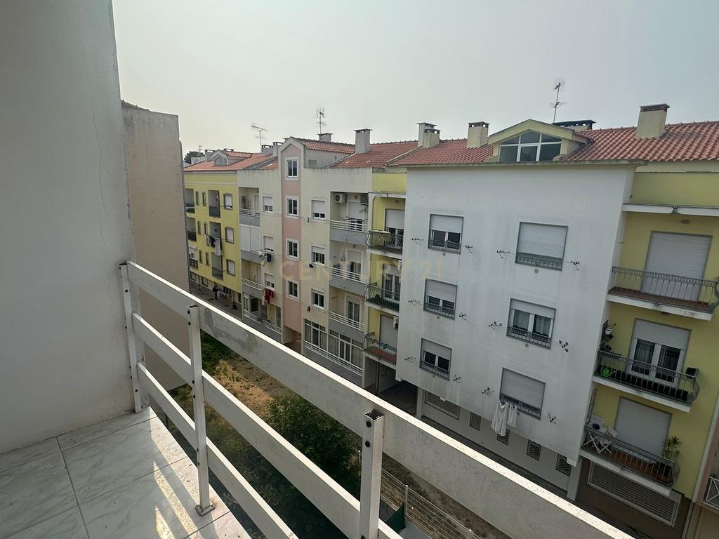 Apartamento T2 com Varanda, na Quinta do Conde - Image 19