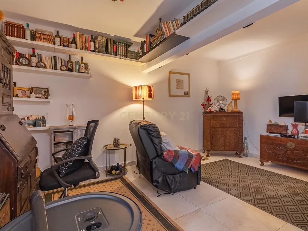 Casa T2 em Faro, Lagos - Localização Privilegiada e Conforto - Image 9
