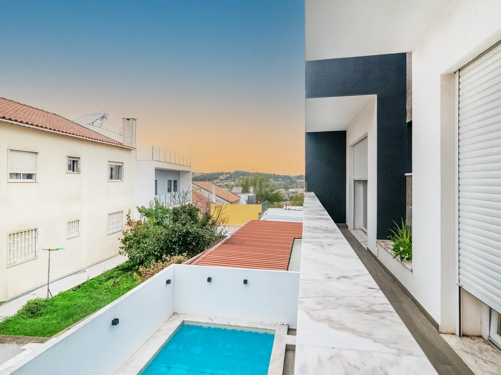 Moderna Moradia T3 em Caneças com Piscina - Image 32